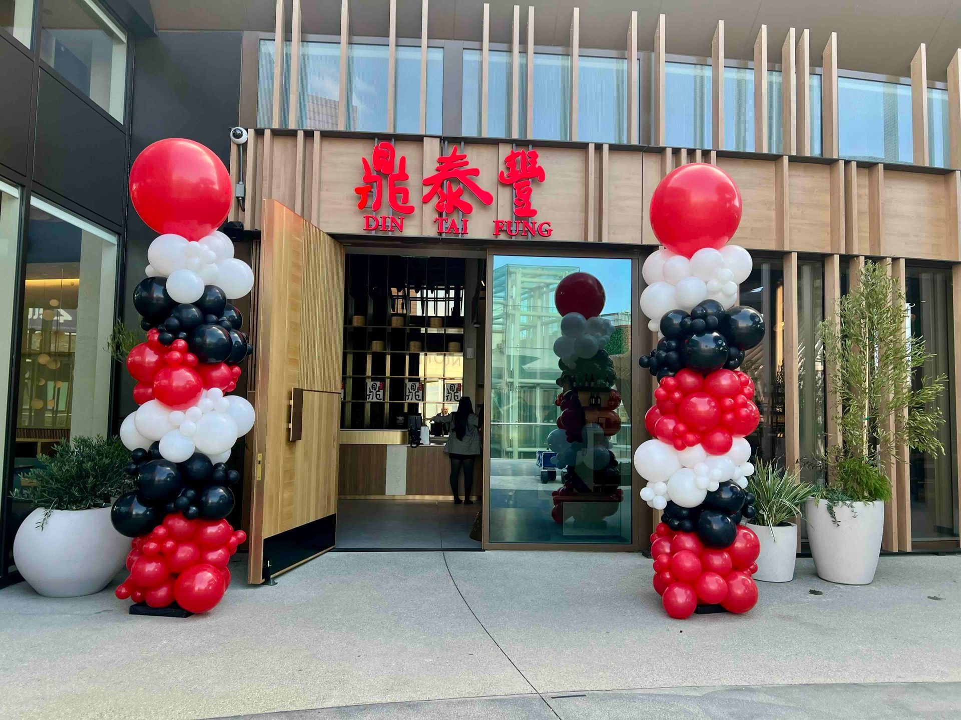 Din Tai Fung balloon columns by The Balloon guy in LA