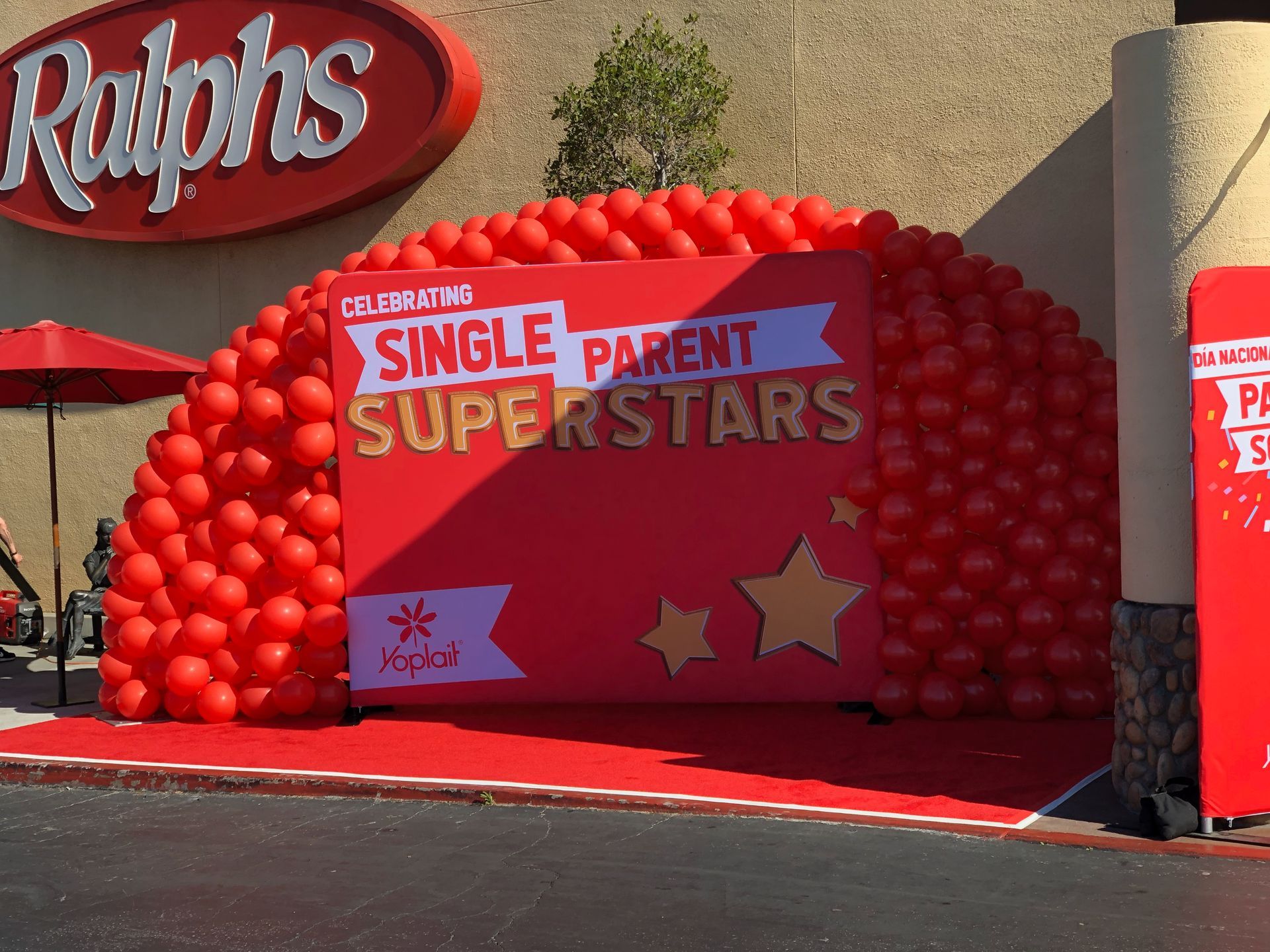 A sign that says single parent superstars is surrounded by red balloons