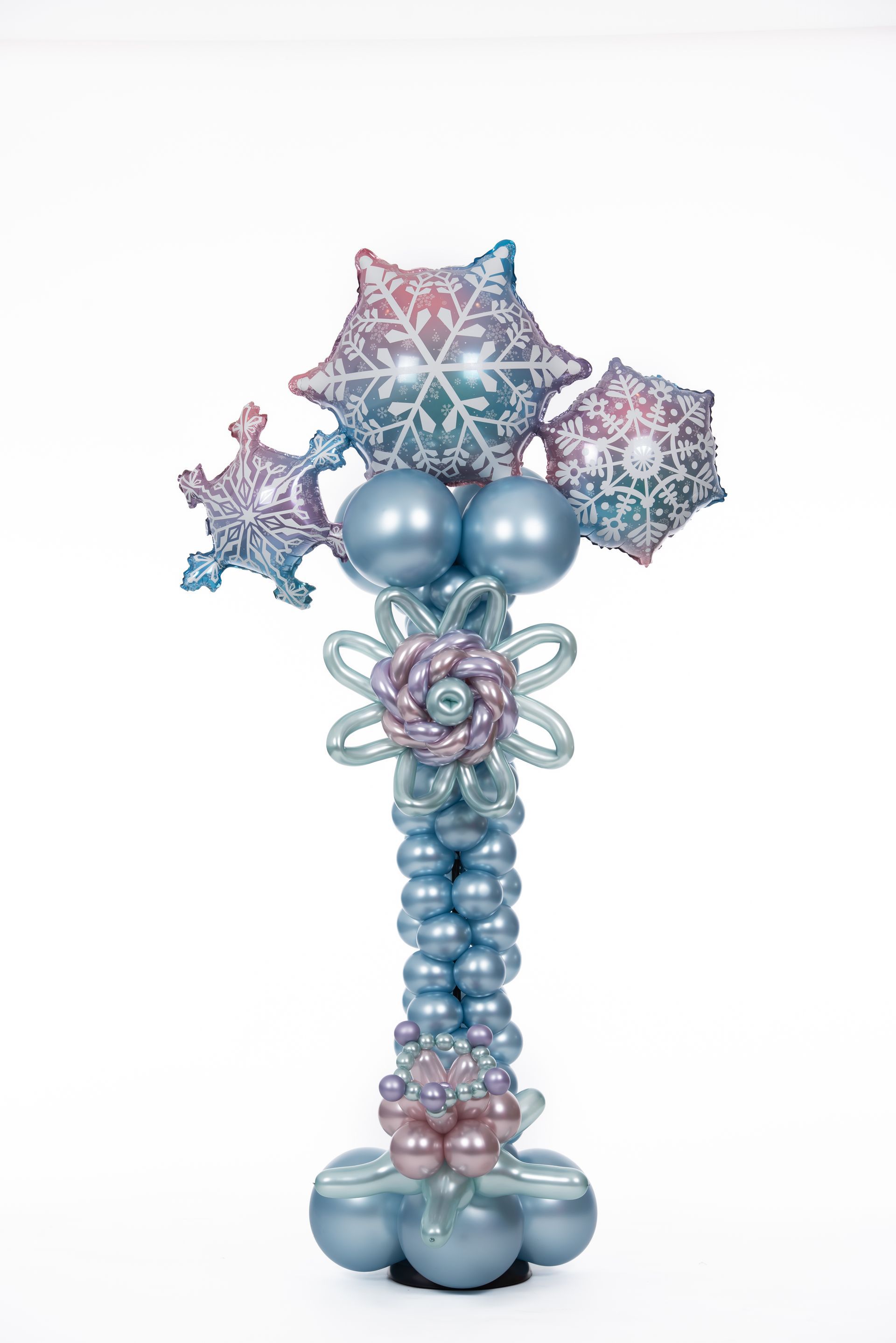 A balloon column with snowflakes and flowers on a white background.