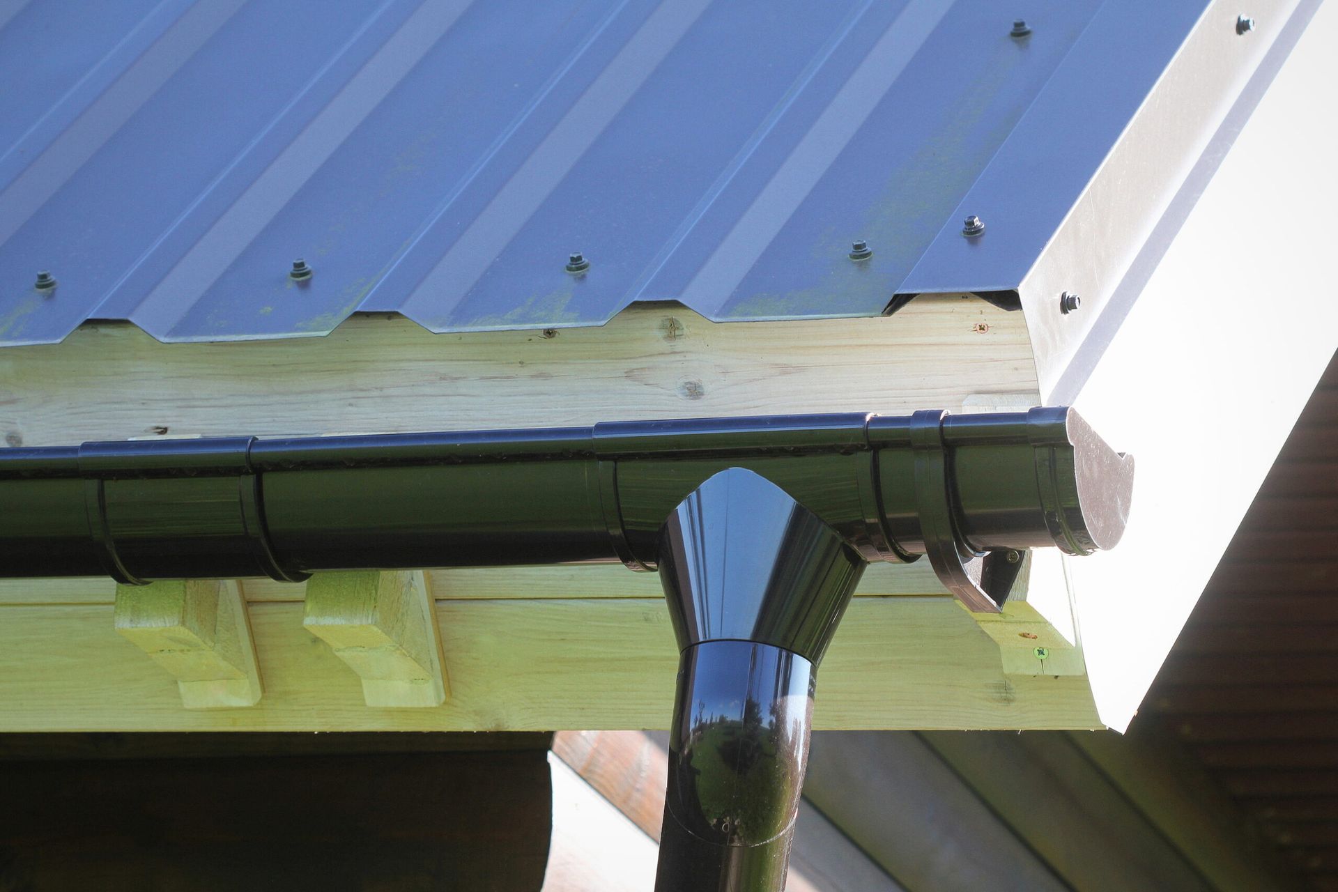 Best Gutter Systems for Metal Roofs