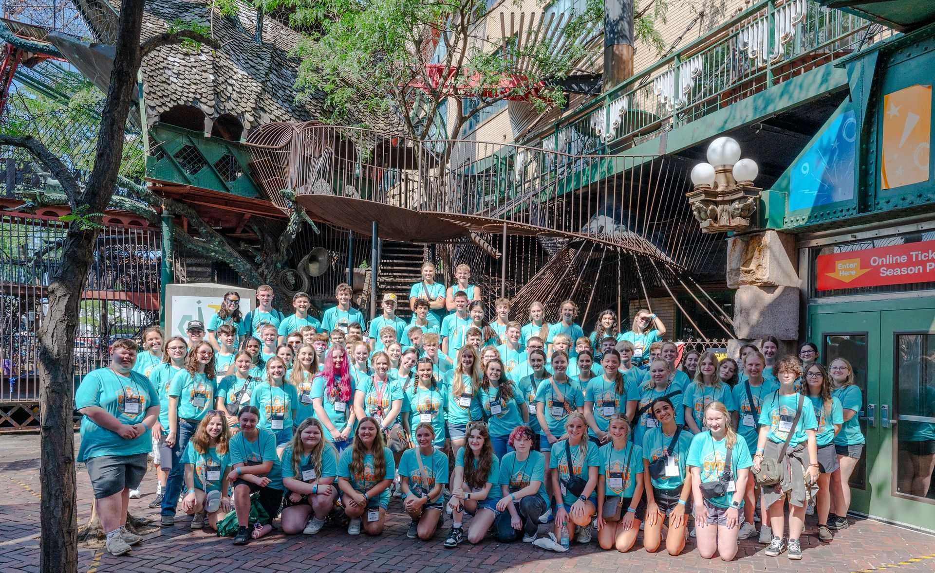 A large group of people are posing for a picture in front of a building.