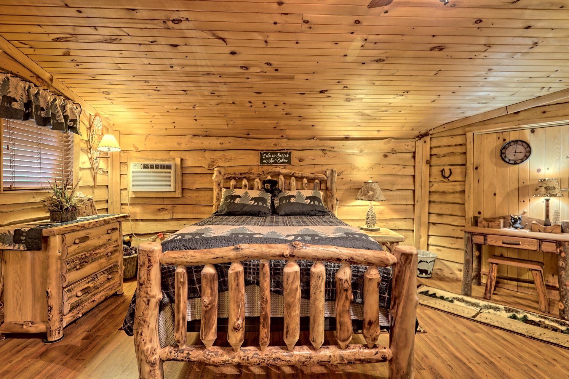 Image of the rental cabin Amish constructed bed