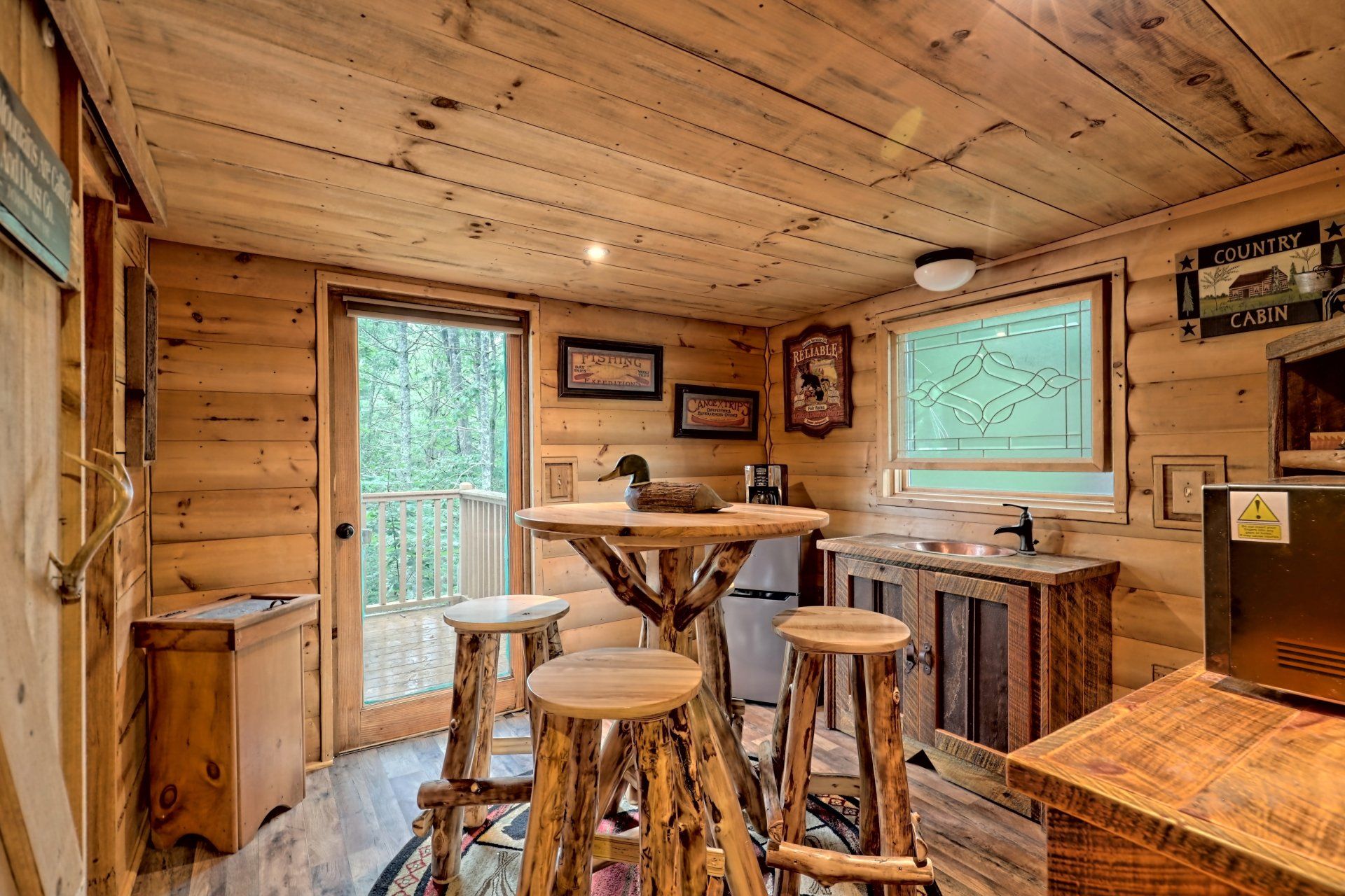 Image of the rental cabin dining area