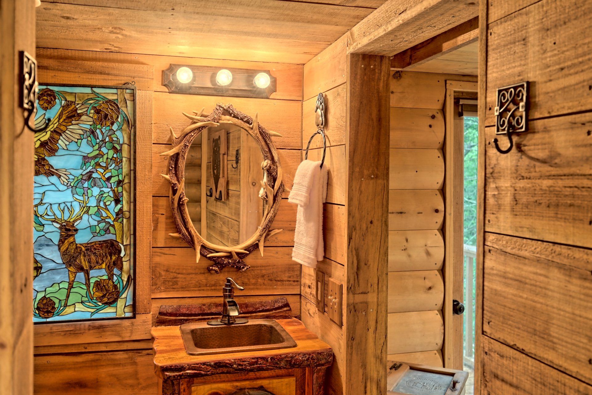 Image of the rental cabin bath fixtures