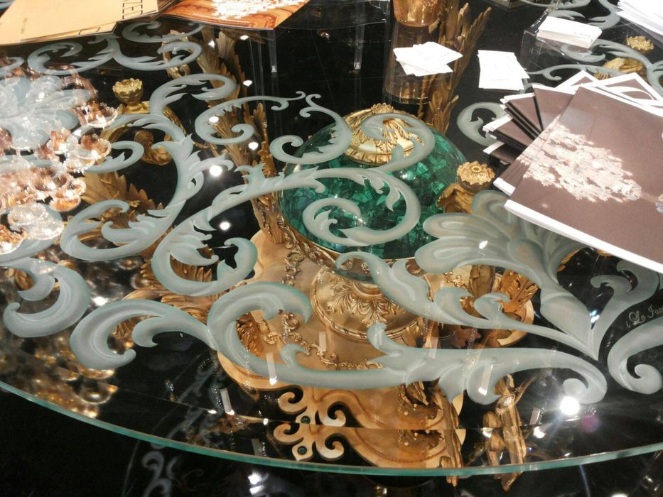 tavolo in vetro con decorazioni realizzate a mano