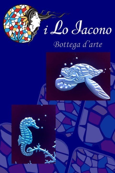 soggetti marini incisi in una vetrata