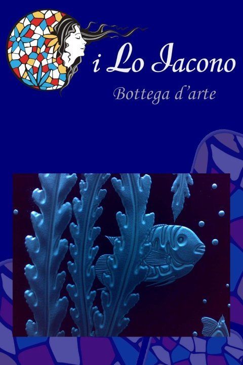 soggetto marino inciso in bianco in una vetrata