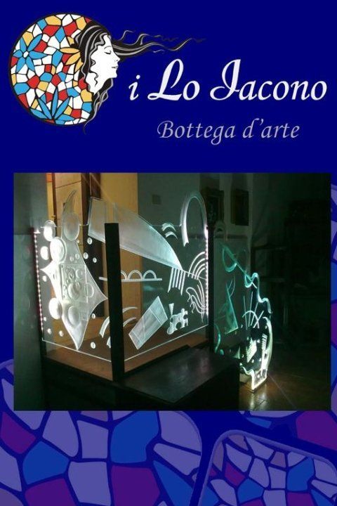 vetrata con incisioni bianche moderne