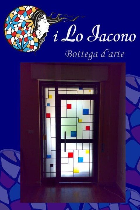 vetrata decorata a colori dallo stile contemporaneo