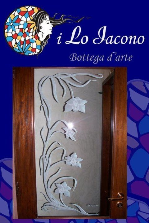 porta in vetro con decorazioni a fiori