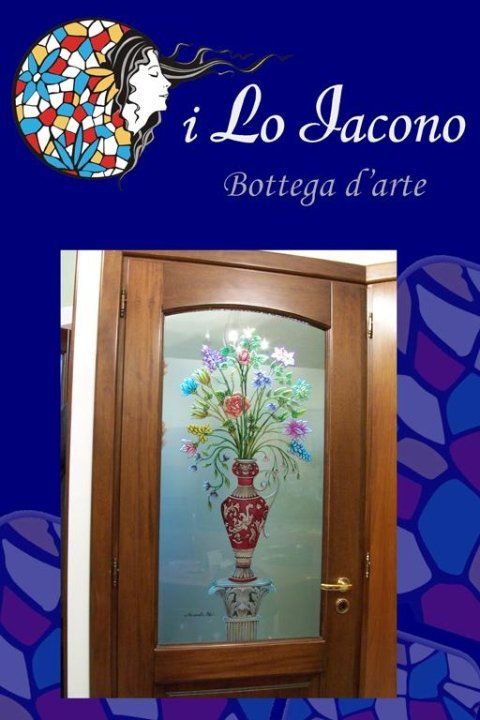 porta in vetro con decorazione che raffigura un vaso di fiori