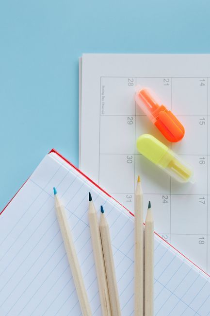 Minimalist desk calendar, checklist, and clock representing a monthly SEO reporting rhythm