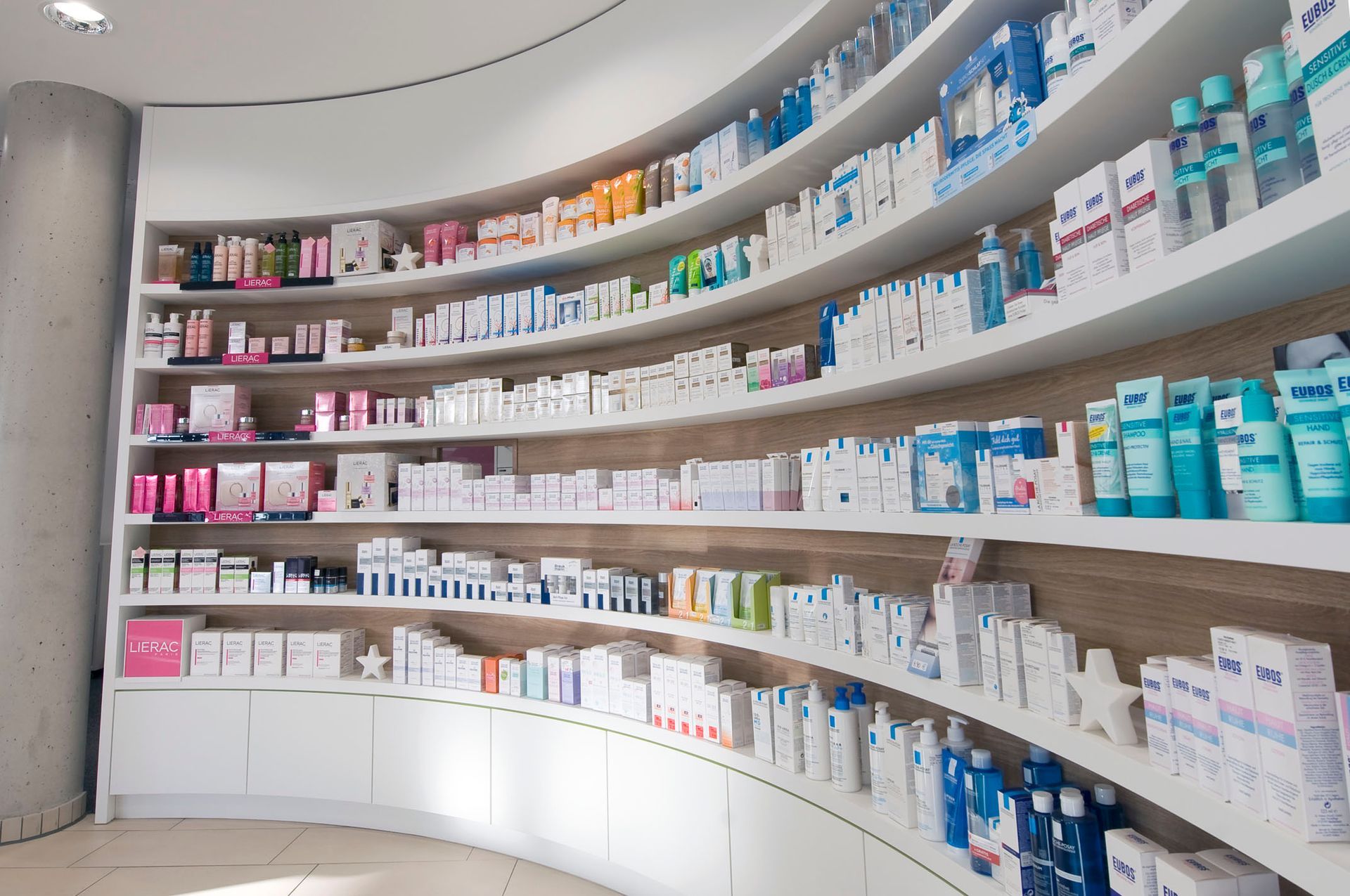 Eine Apotheke mit vielen Produkten in den Regalen