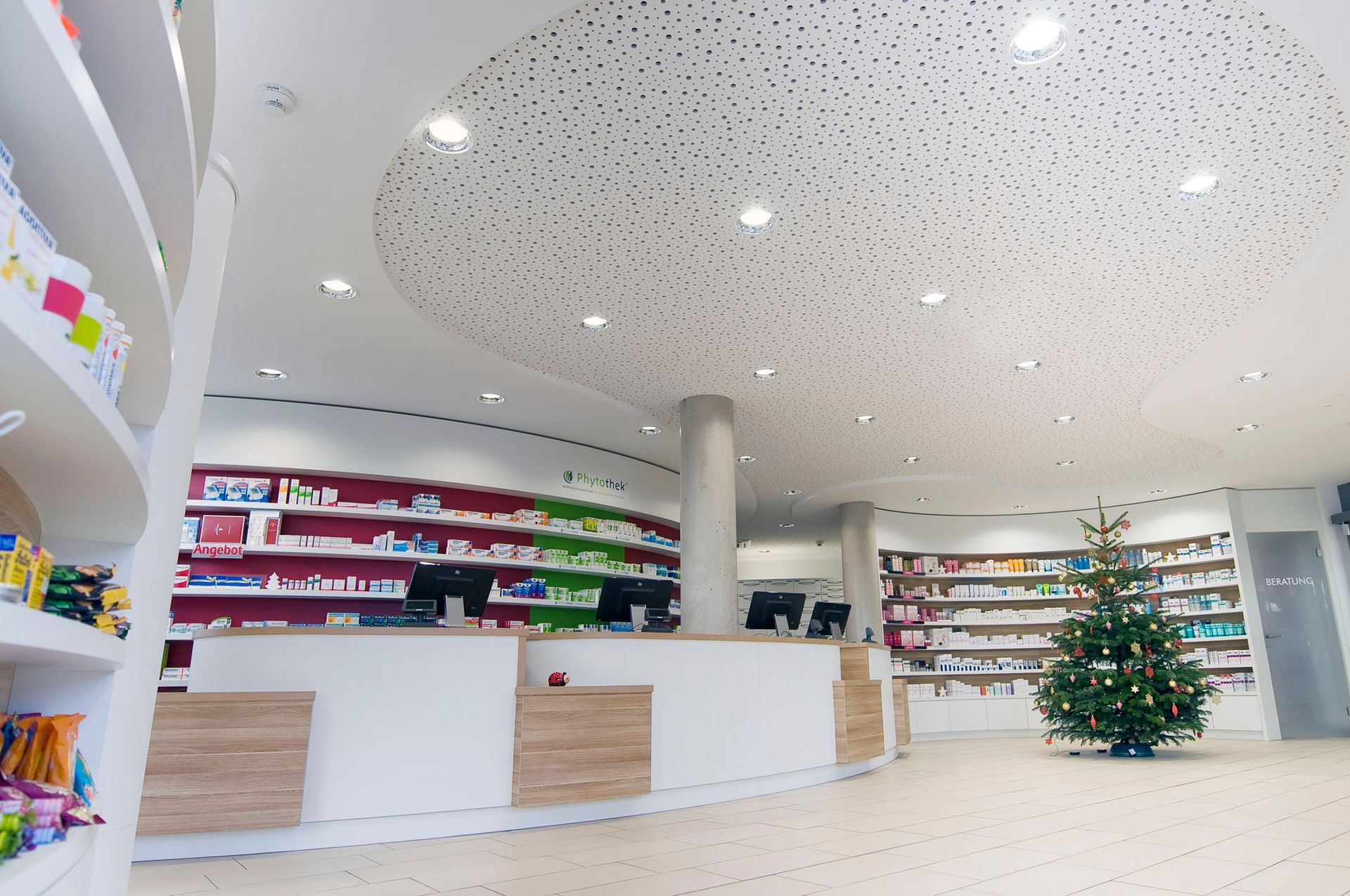 Eine Apotheke mit einem Weihnachtsbaum in der Mitte