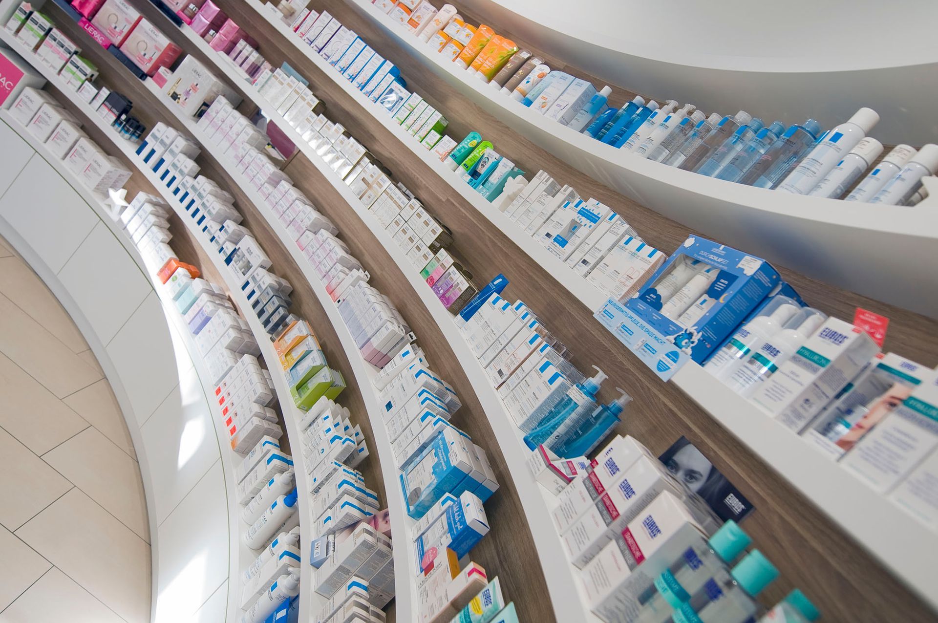 Eine Apotheke mit vielen verschiedenen Medikamenten und Kosmetika.