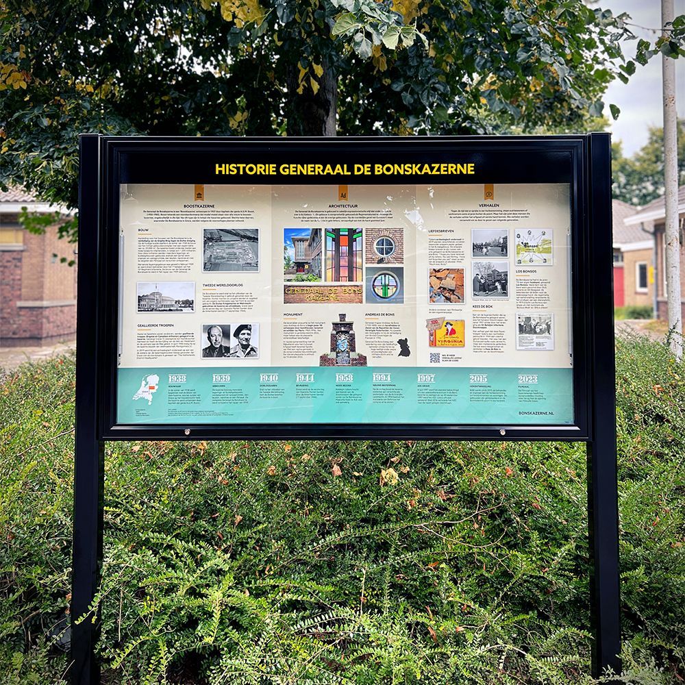 Informatiebord over de geschiedenis van de Generaal de Bonskazerne, ontworpen door Suzanne Menheere en uitgevoerd door Van Gaal B.V.