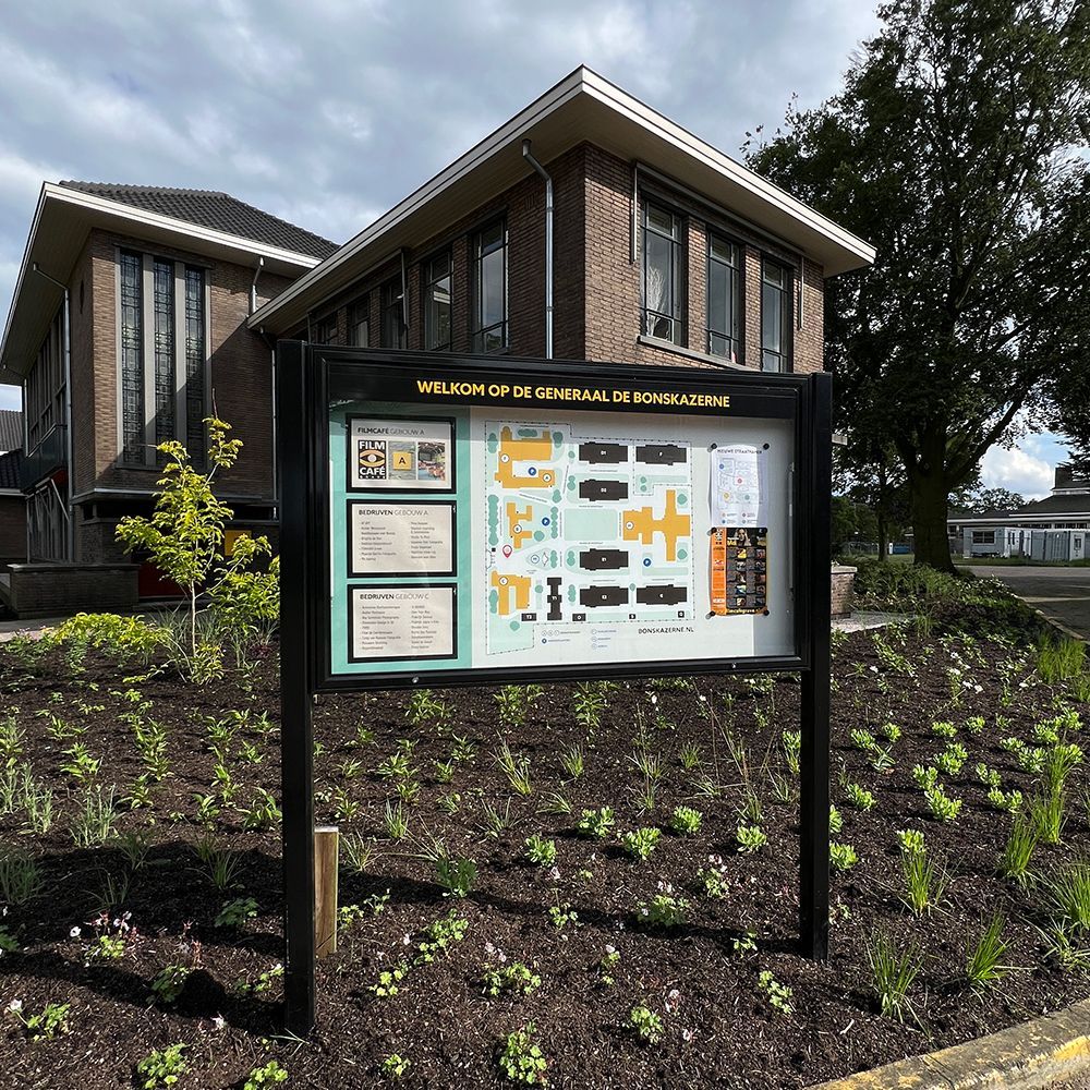 Informatiebord met plattegrond van het terrein van de Generaal de Bonskazerne. Vormgeving: Suzanne Menheere van Atelier Menheere.