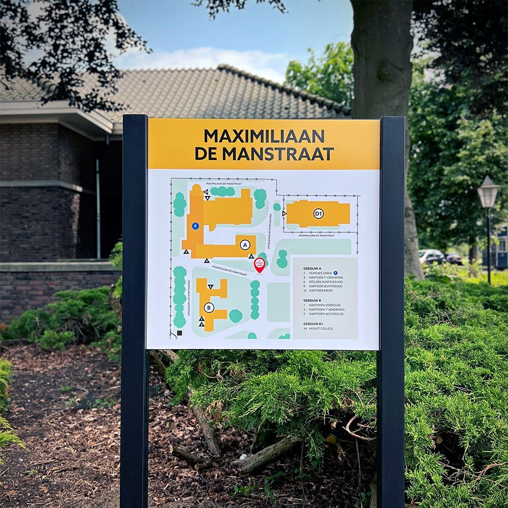 Informatiepaneel met plattegrond van de Maximiliaan de Manstraat op de Bonskazerne. Ontwerp: Suzanne Menheere, uitvoerig: Van Gaal B.V.