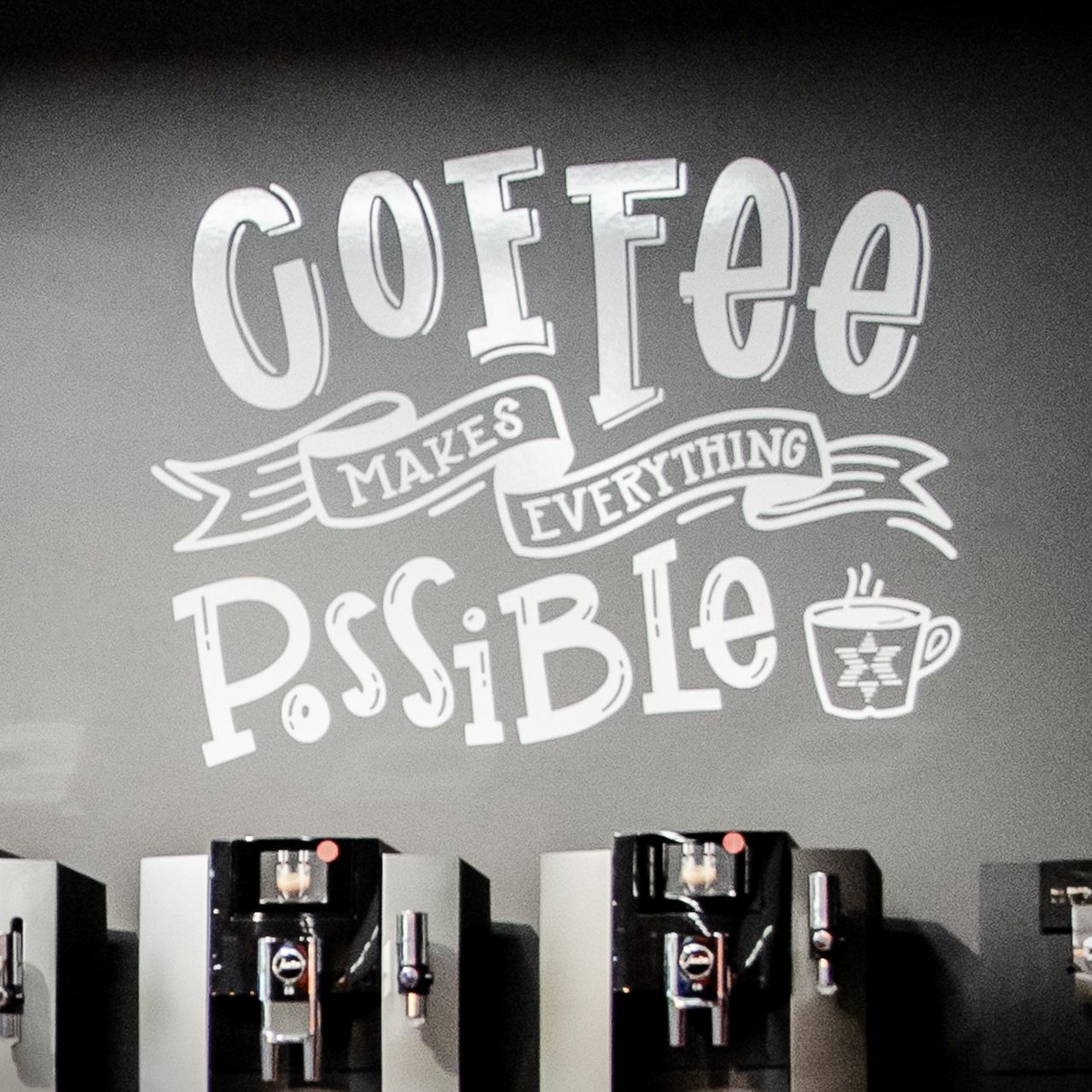 Wand belettering getekend door Suzanne Menheere.