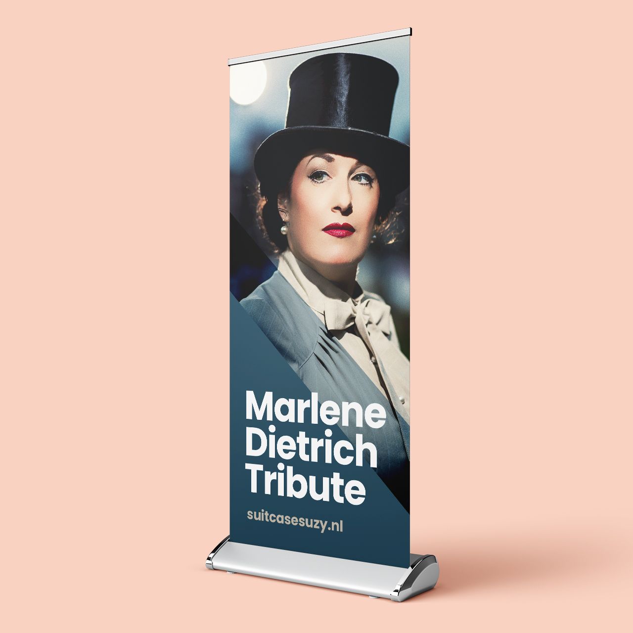 Roll-up banner Marlene Dietrich Tribute, zangeres Suzanne Menheere.