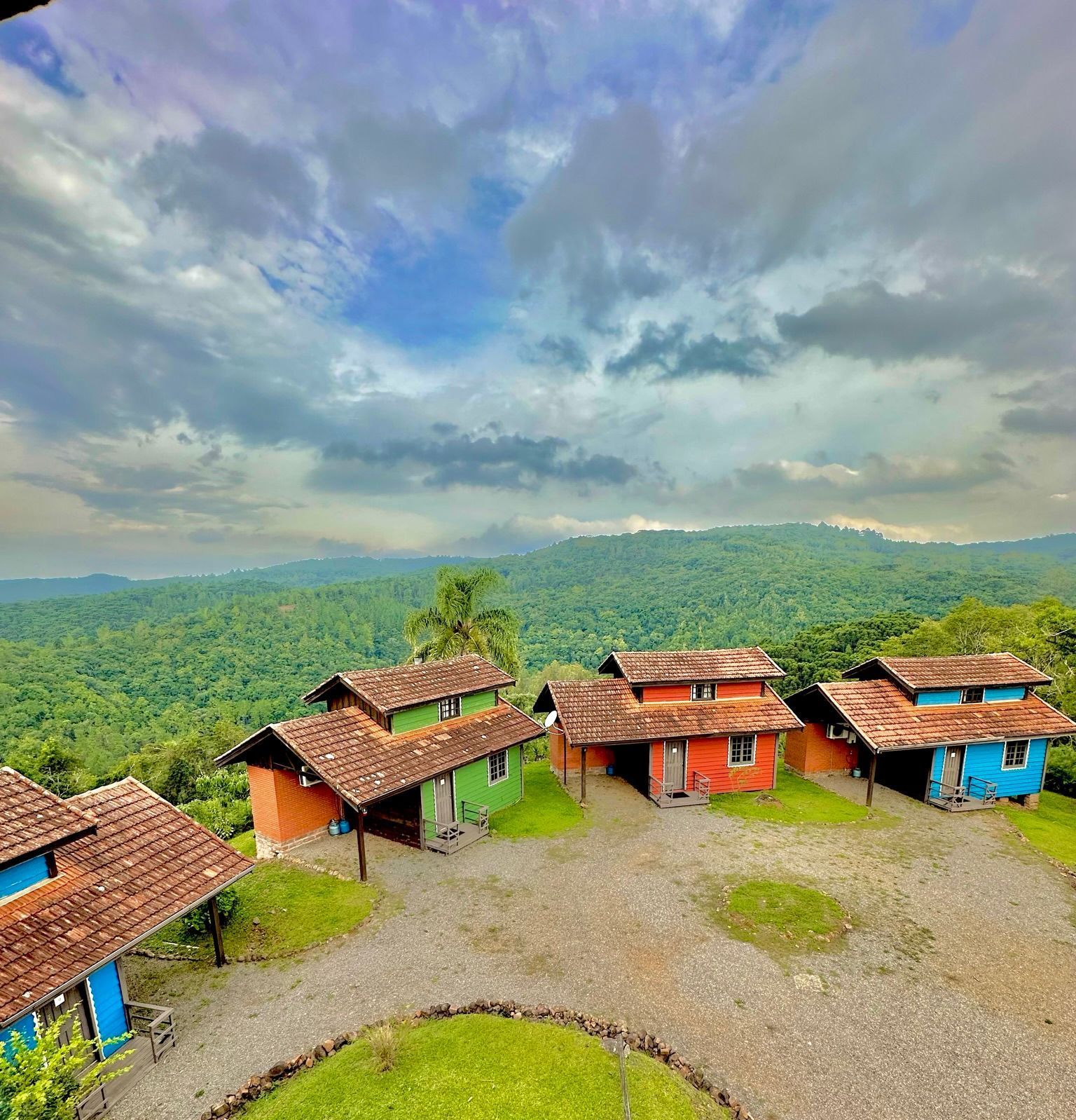 Um grupo de casas coloridas está no topo de uma colina.