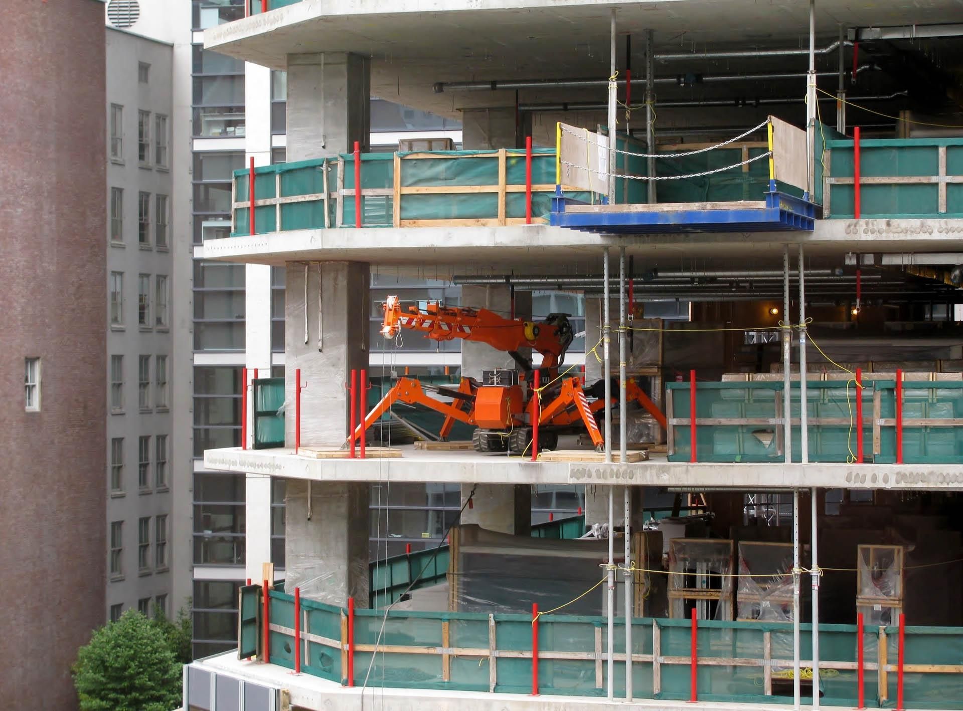 Un grande edificio in costruzione con una gru in cima