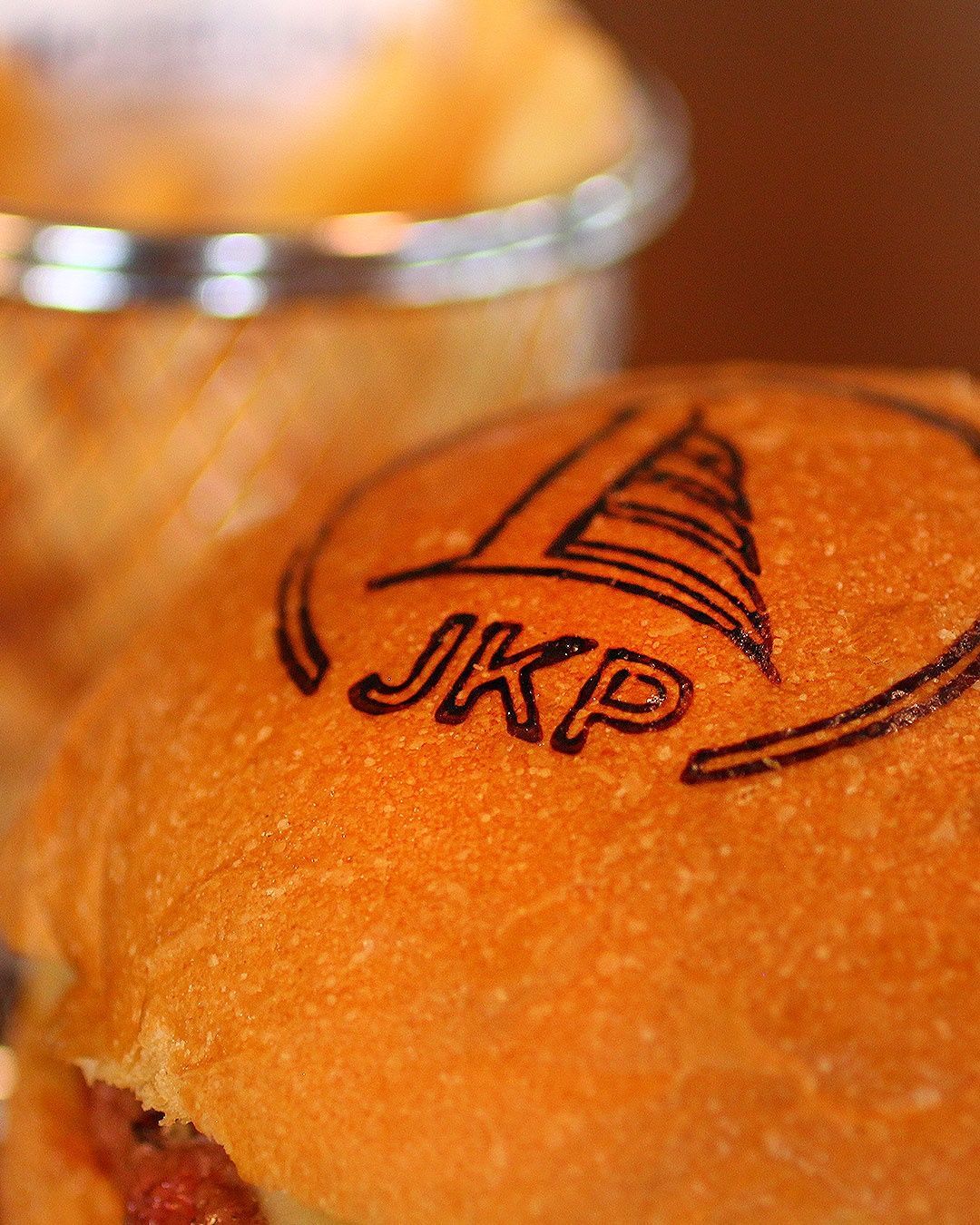 Hambúrguer com o logotipo 