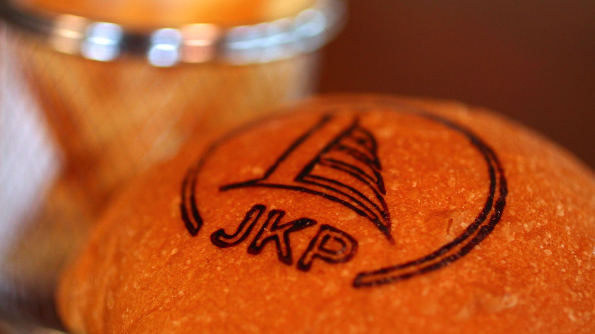 Pãozinho laranja com o logotipo 