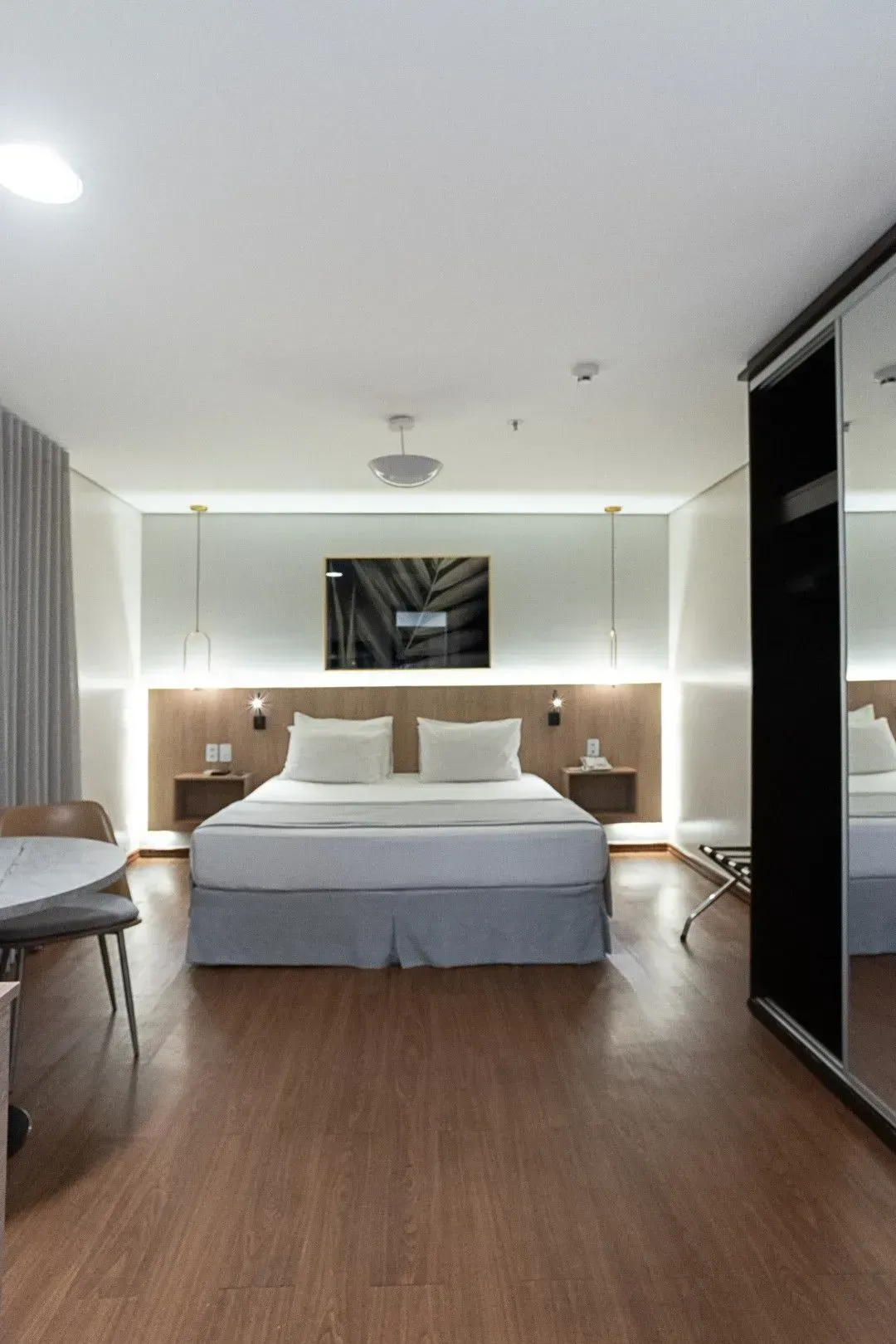 Edifício e placa do hotel DoubleTree by Hilton em um dia ensolarado.