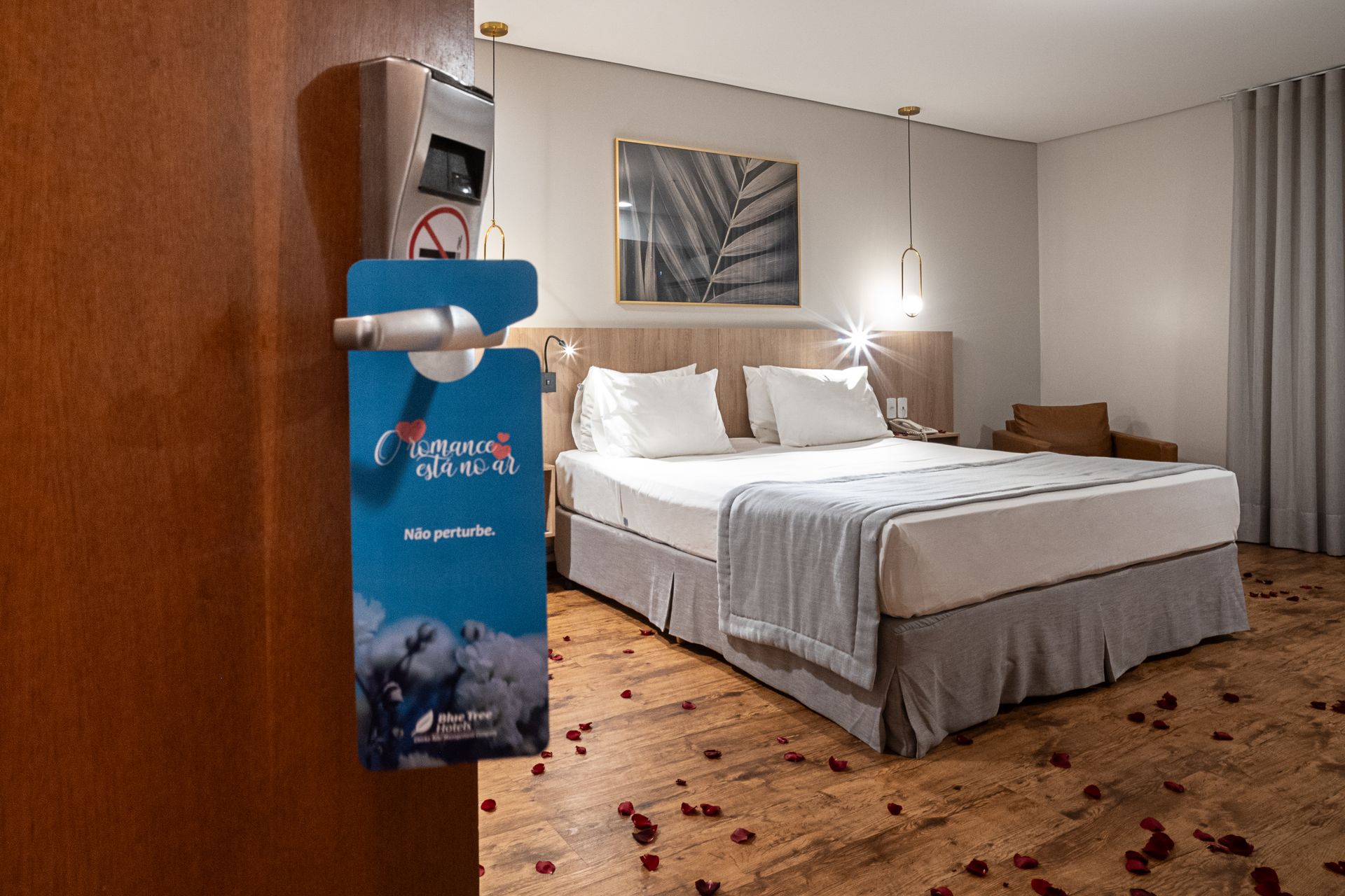 Edifício moderno em degraus, branco e azul, com um cenário de edifícios residenciais coloridos.