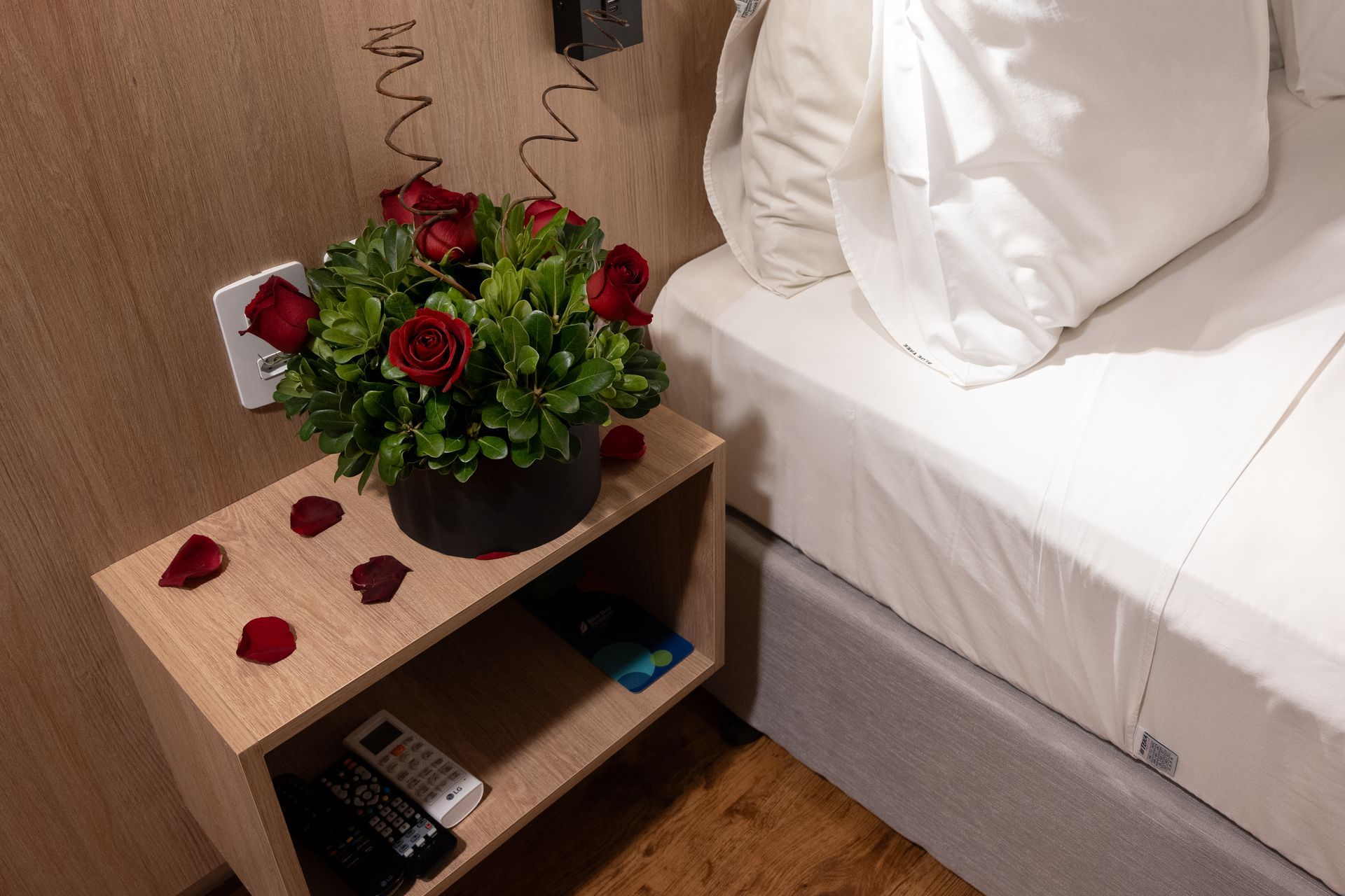 Prédios modernos se alinham em uma rua da cidade sob um céu azul. Um prédio apresenta uma fachada amarela e cinza.