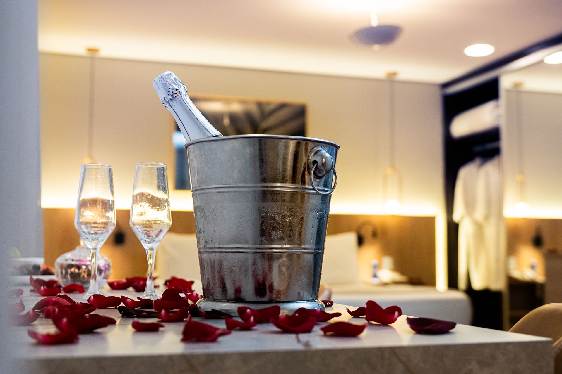 Prédios modernos se alinham em uma rua da cidade sob um céu azul. Um prédio apresenta uma fachada amarela e cinza.