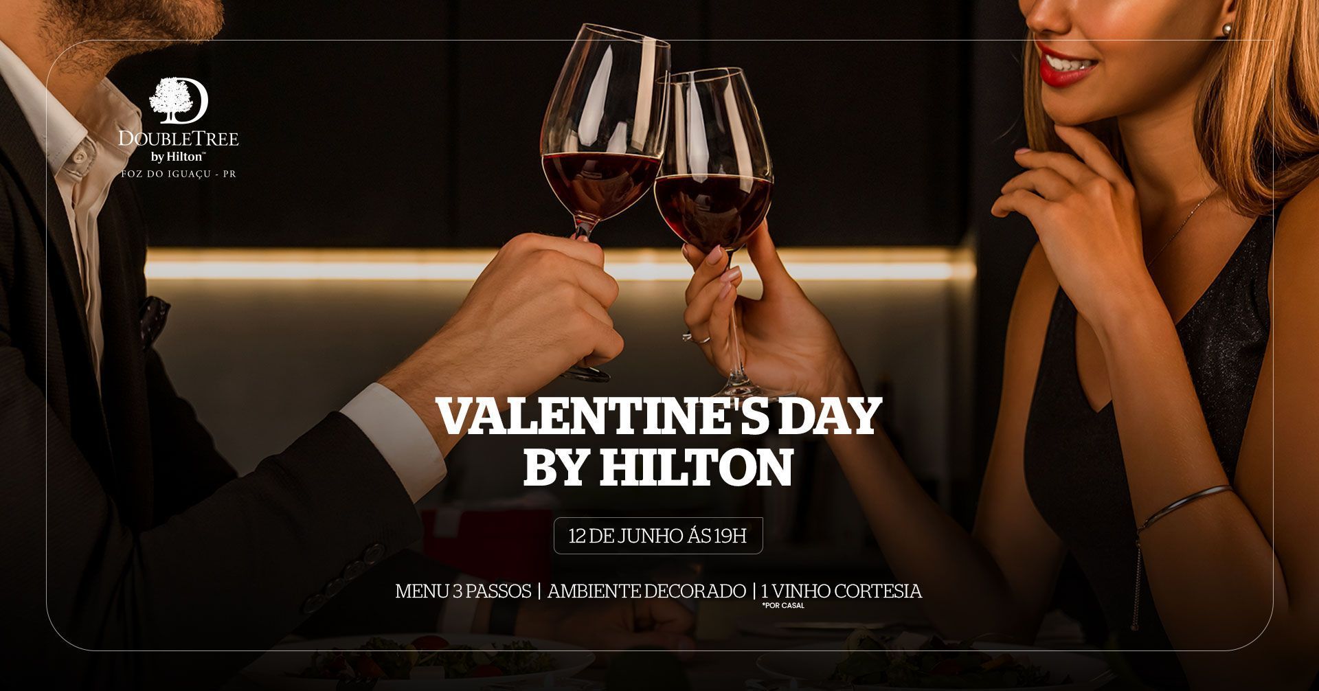 Casal brindando com taças de vinho no Dia dos Namorados no Hilton. Ambiente romântico.