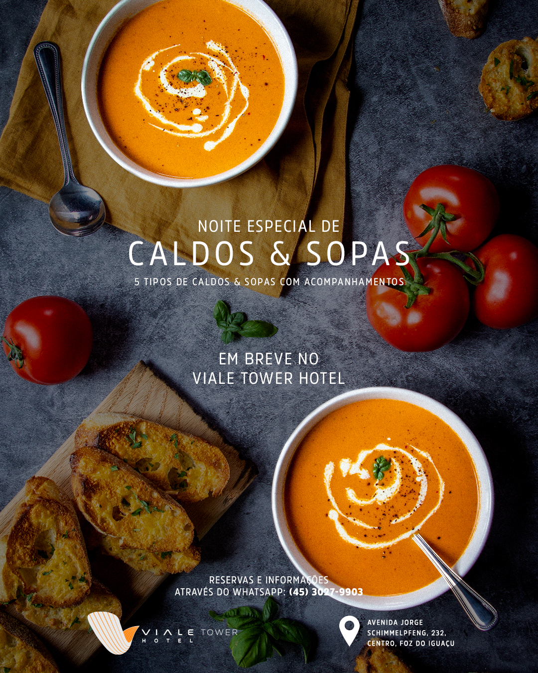 Tigelas de sopa de tomate com pão, tomates e texto: promoção 