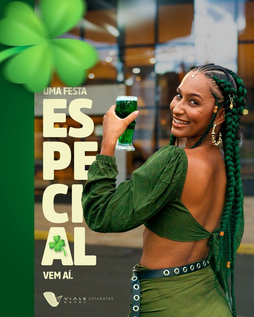 Mulher com tranças verdes, segurando cerveja verde, sorrindo, comemorando o Dia de São Patrício. Texto 