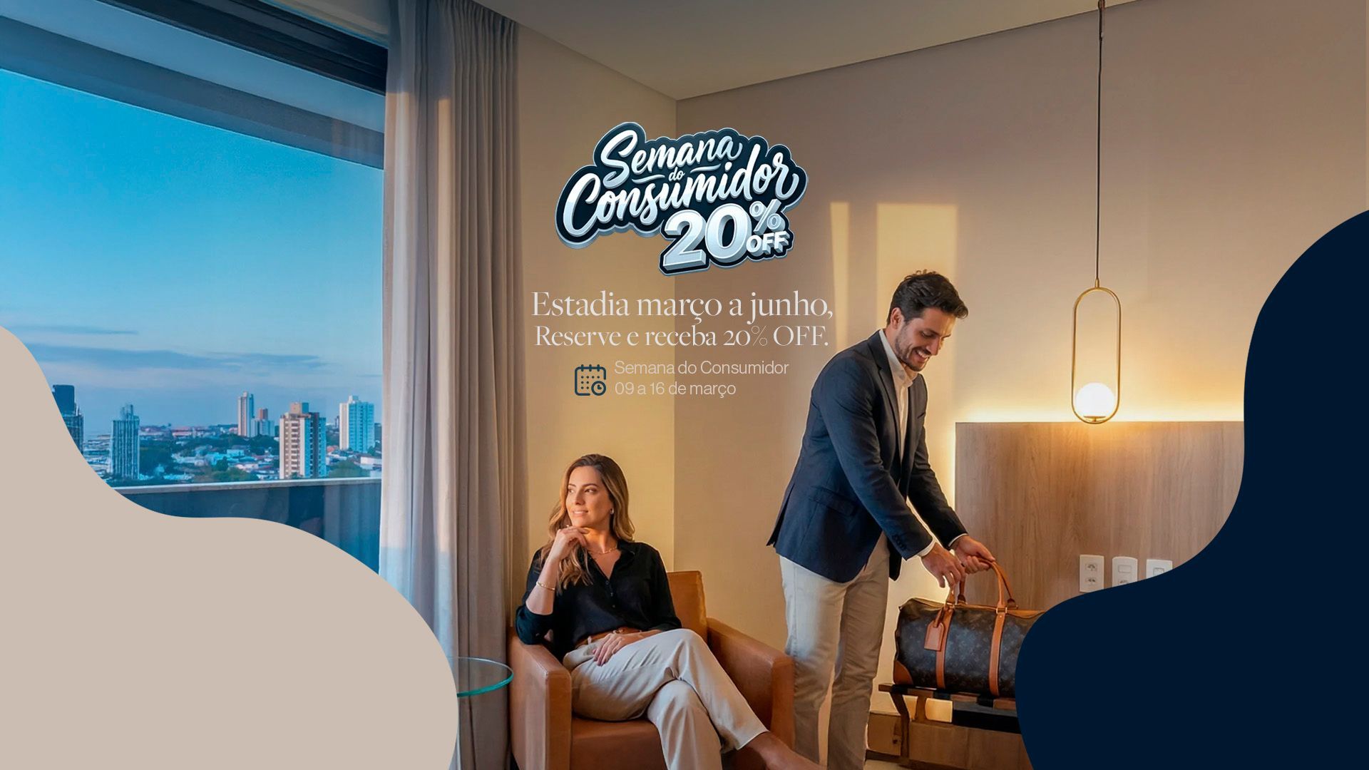Casal em quarto de hotel, homem arrumando mala, mulher sorrindo sentada em uma cadeira, vista da cidade, promoção da "Semana do Consumidor".