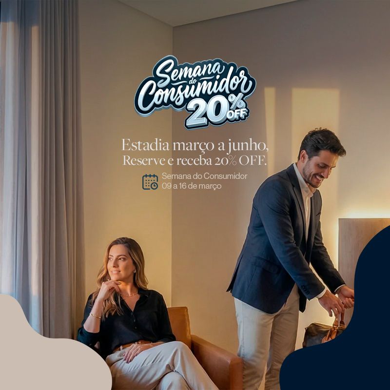 Casal em um quarto de hotel com um cartaz promocional oferecendo 20% de desconto para o consumidor durante a semana.