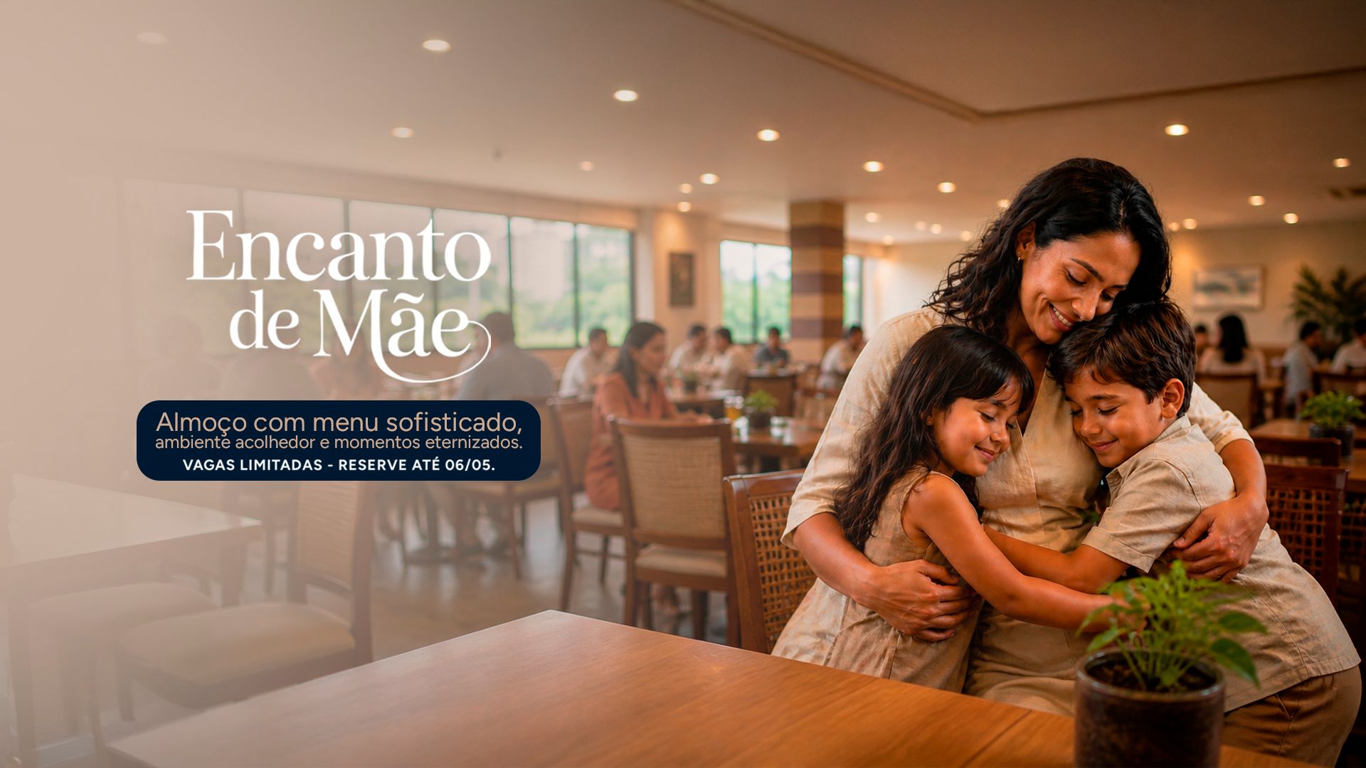 Mãe e dois filhos se abraçando em um café aconchegante com a inscrição “Encanto de Mãe” à esquerda. DIA DAS MAES JK PREMIUM - ALMOÇO SOFISTICADO