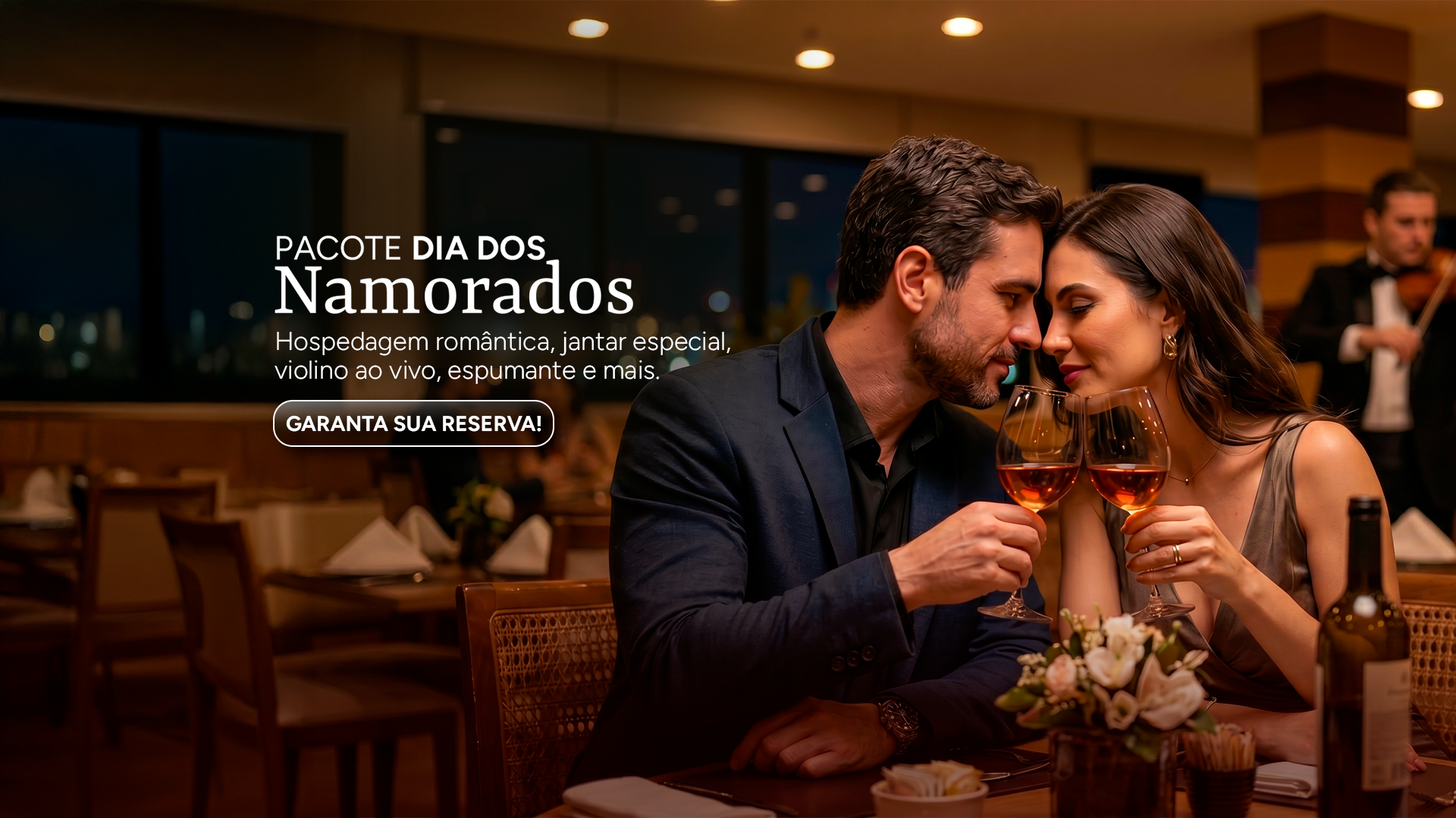 Casal brindando à luz de velas em restaurante elegante, com texto promocional de Dia dos Namorados ao lado.