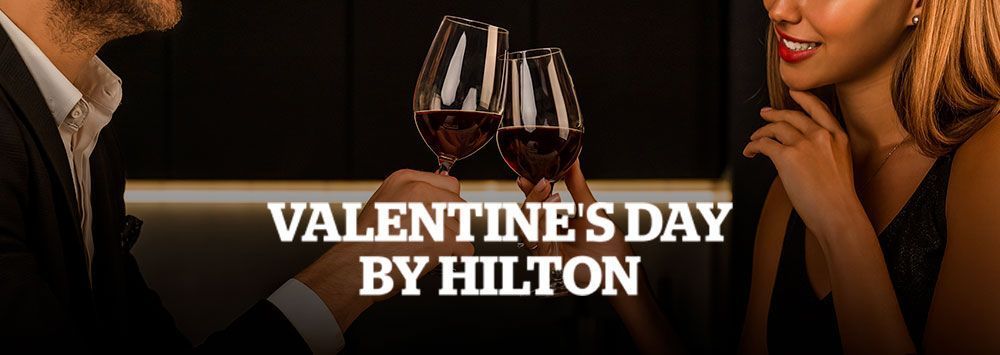 Casal brindando com taças de vinho no Dia dos Namorados. Texto 