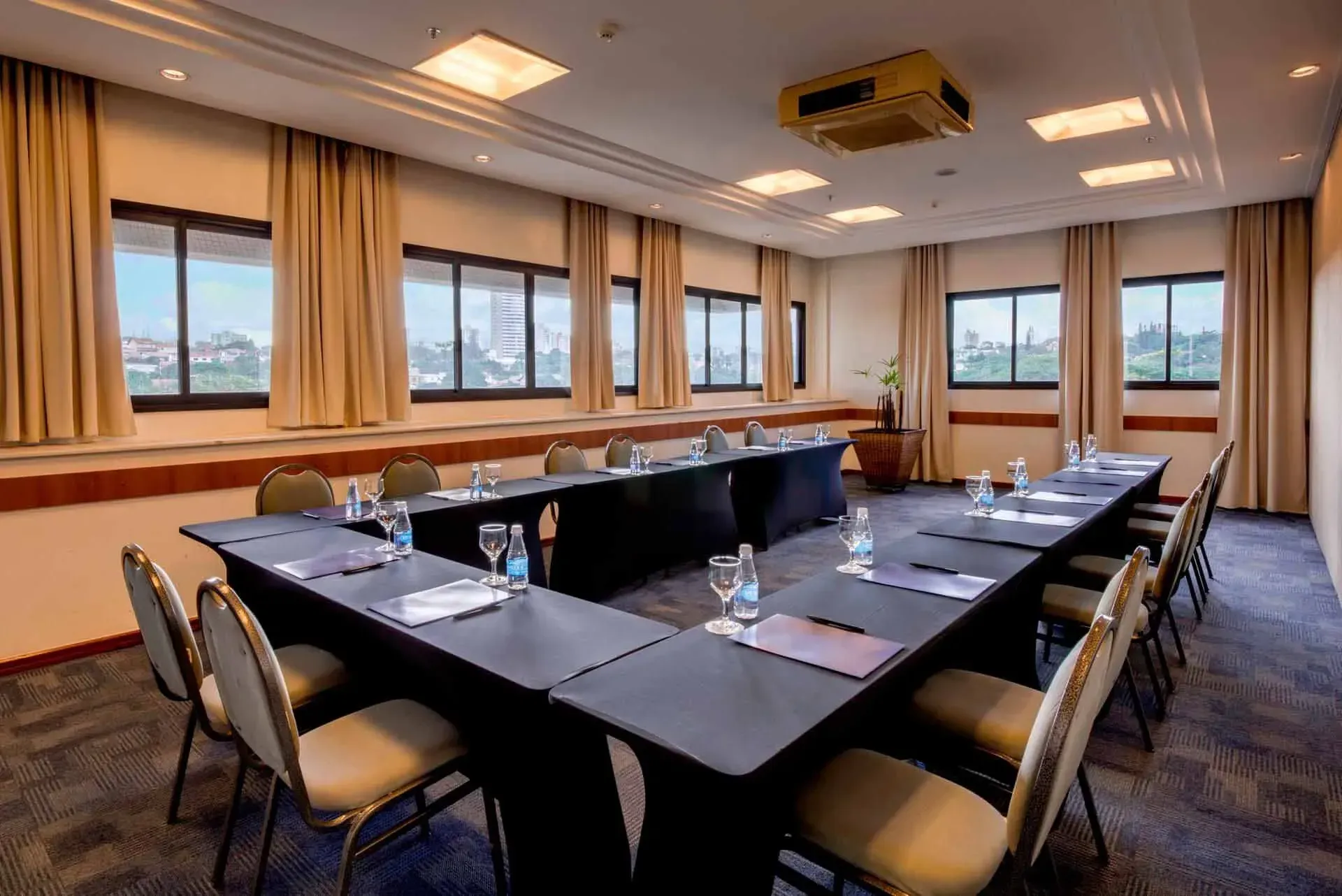 Hotel com fachada laranja e cinza ao entardecer.