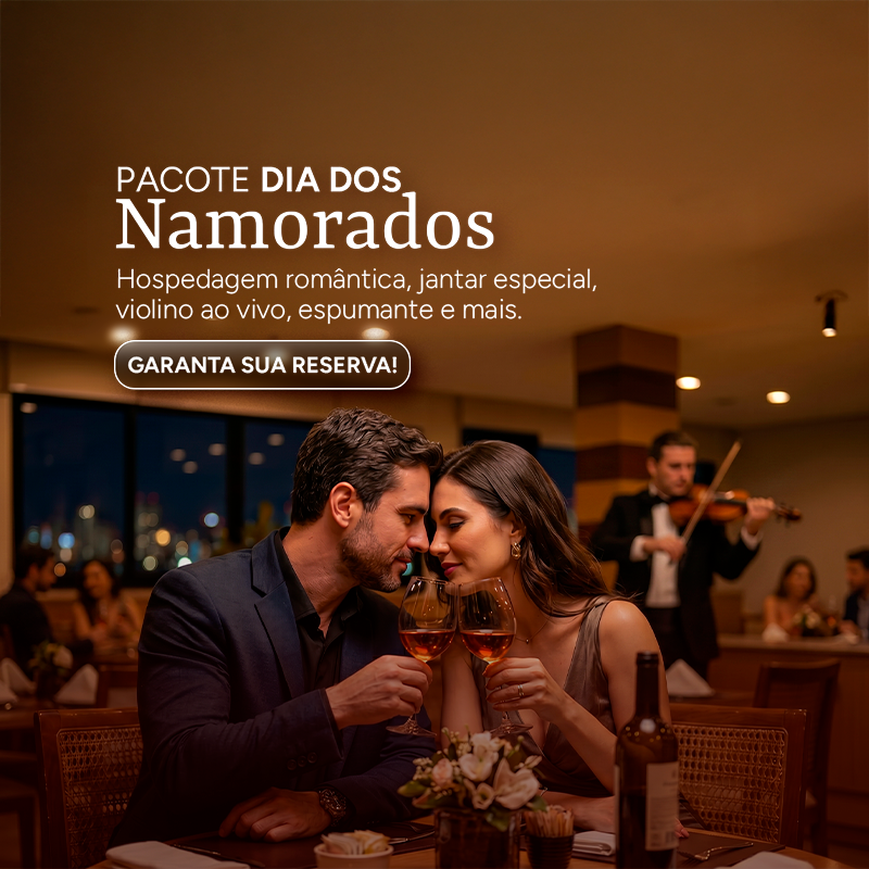 Casal brindando em restaurante romântico com texto promocional de pacote para namorados.
