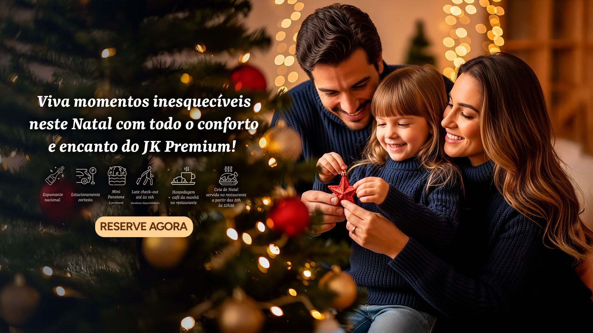 Família abrindo um presente perto de uma árvore de Natal. O texto diz: "Desfrute de momentos inesquecíveis neste Natal".