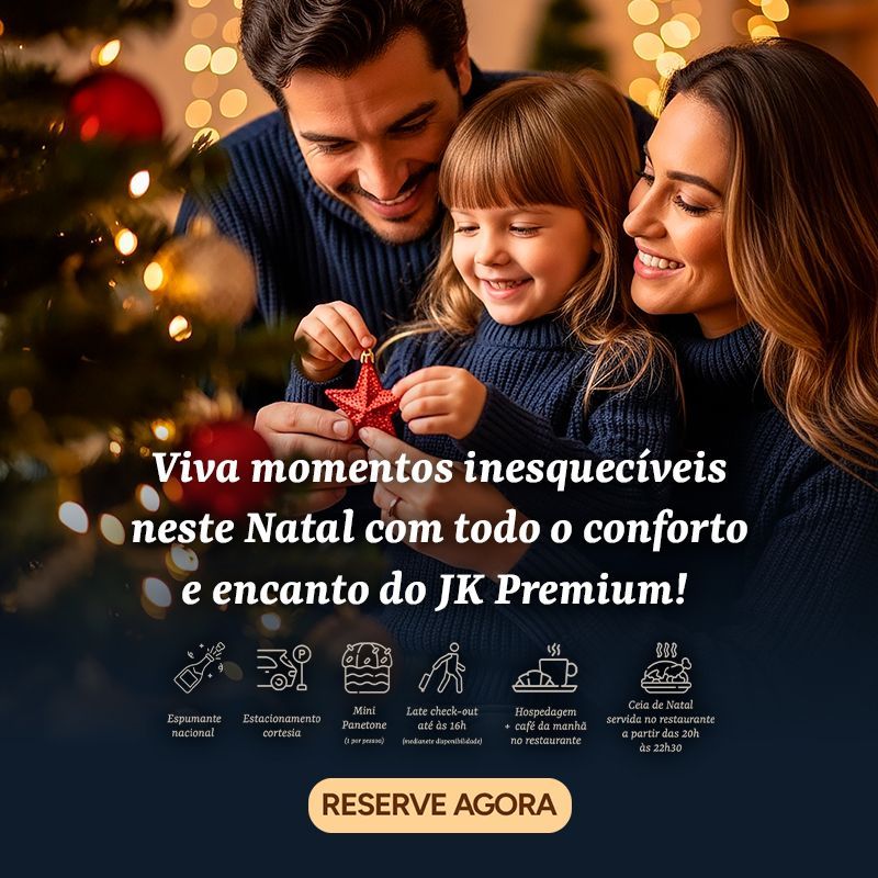 Família admirando a decoração de Natal; promoção da JK Premium.