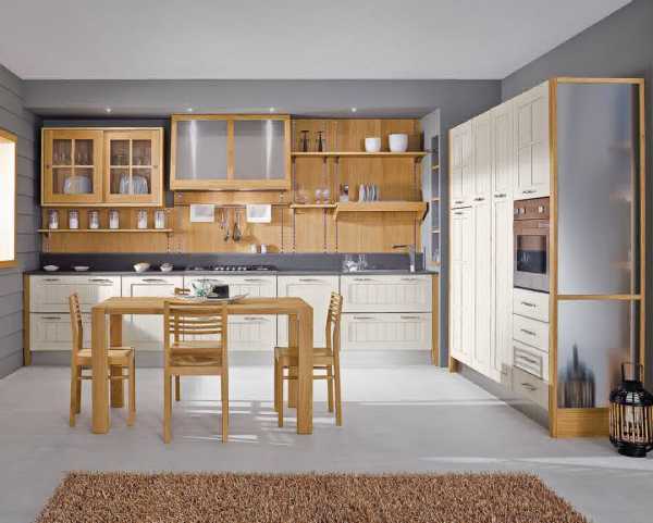 tavolo con sedie in cucina