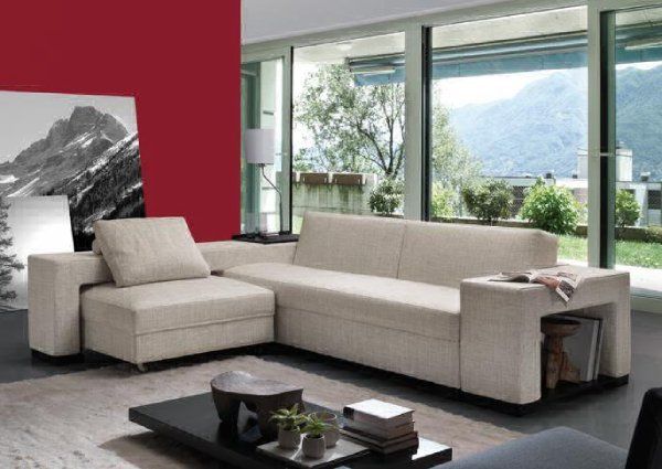 divano bianco e muro rosso