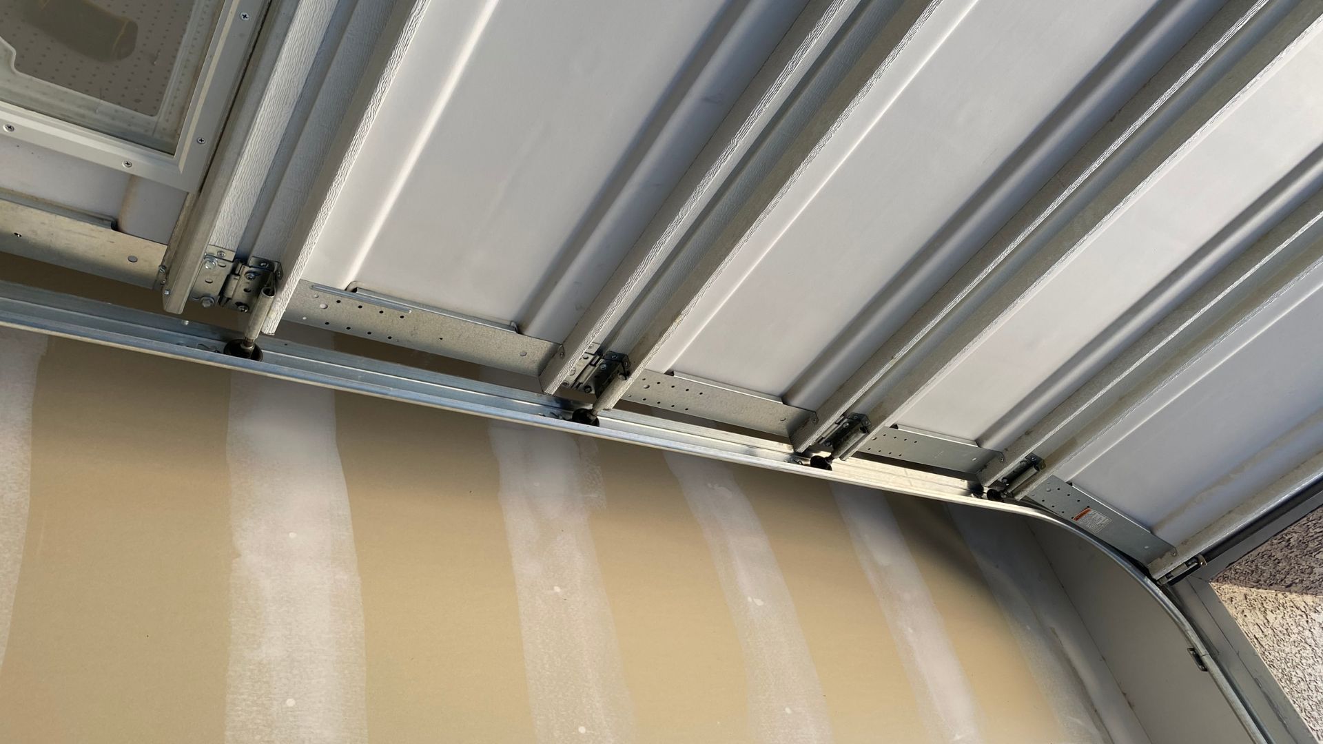 A close up of the inside of a garage door.