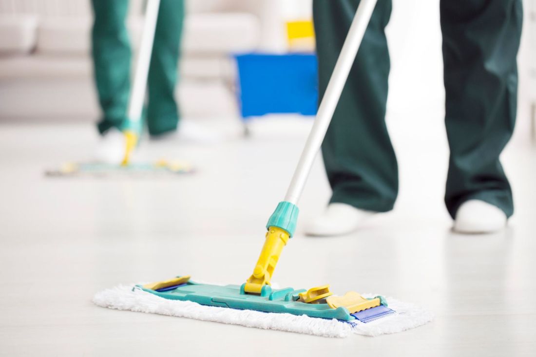 Lavaggio di pavimenti di abitazioni con strumenti professionali