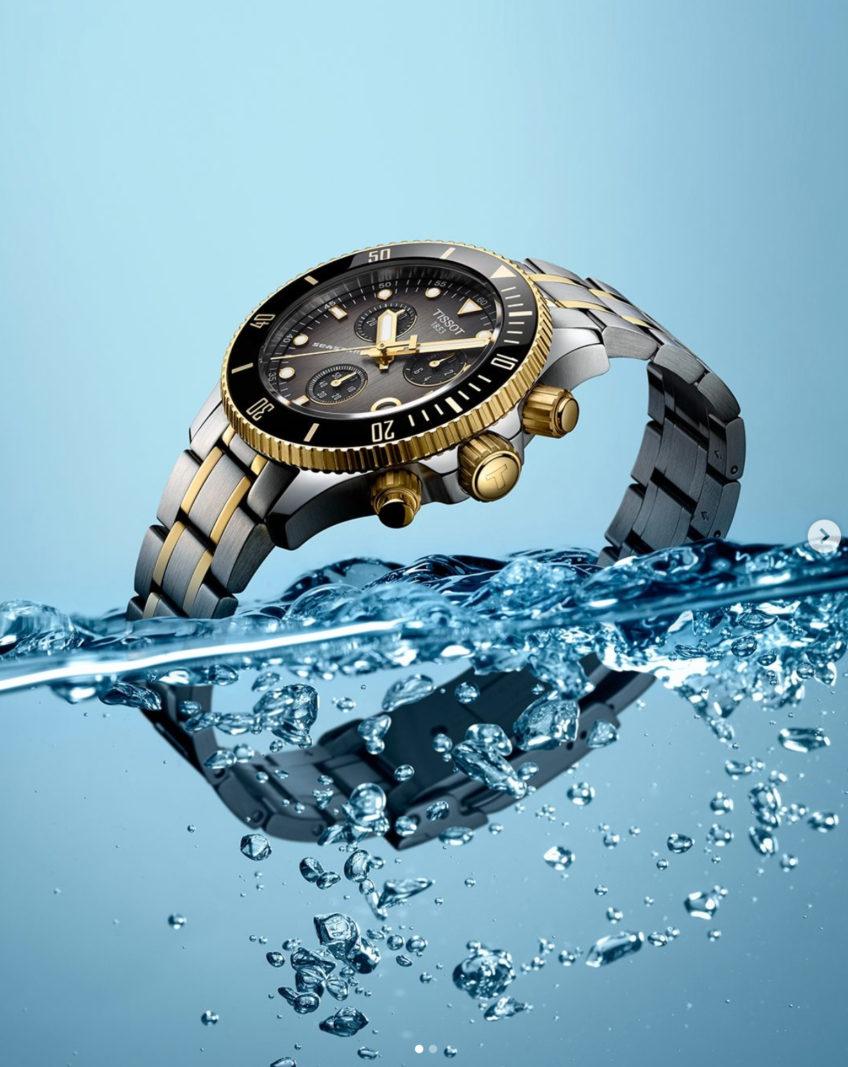 Close-up van een luxe horloge met waterdruppels op de wijzerplaat, symbool voor waterdichtheid