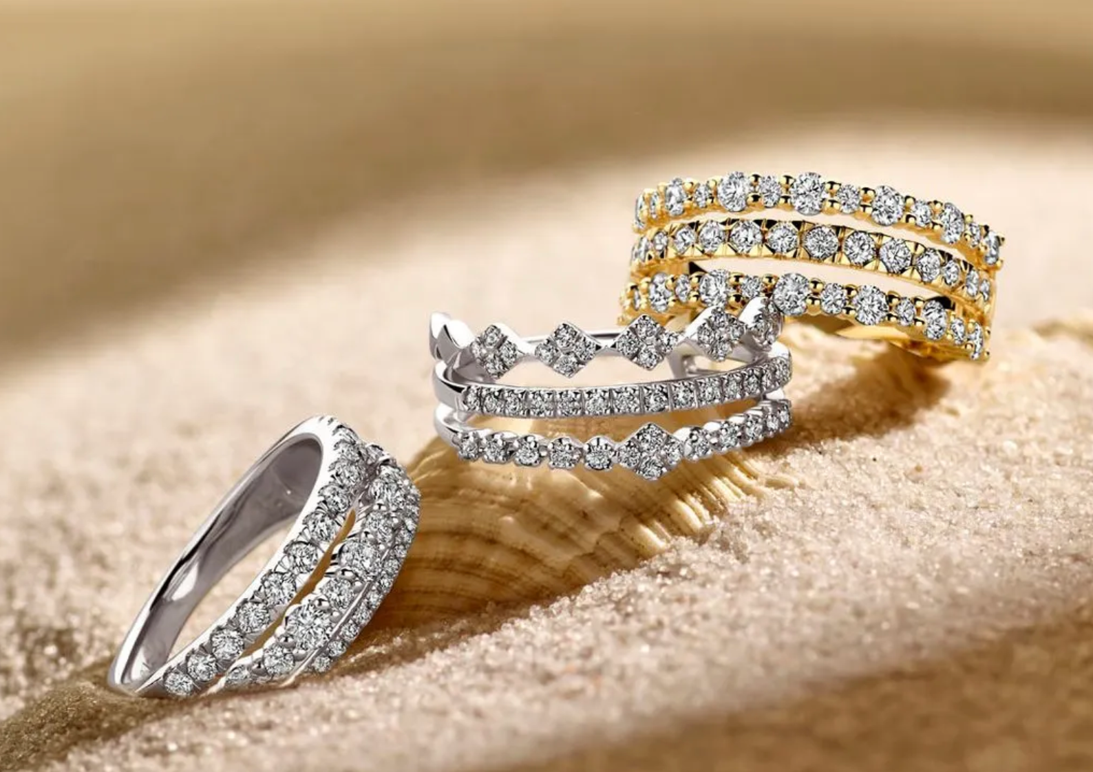 Compact reisetui gevuld met gouden en zilveren sieraden, netjes opgeborgen voor een veilige vakantie